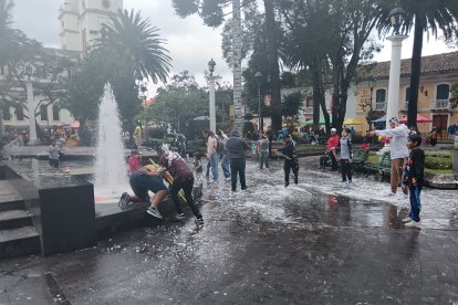 Entre risas y espuma, jóvenes y adultos jugaron en la pileta del parque Libertador, pese al frío andino.