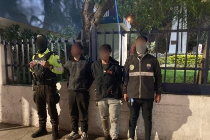 Los sospechosos de 19 y 23 años, fueron capturados al volcar el carro en que se movilizaban.