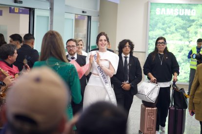 Fátima Bosch fue recibida en el aeropuerto de Tababela, en Quito, antes de su traslado a Ambato para participar en el Desfile de la Confraternidad.