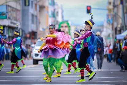 Desde las 09:00 empieza el desfile de la Confraternidad donde la alegría y el color su mezclan.