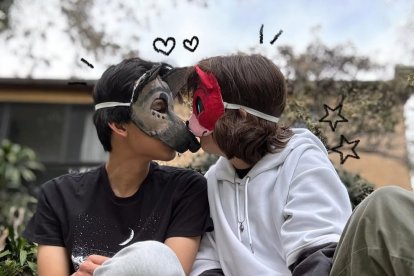 Gray vende máscaras que representan a los animales con los que otros jóvenes se sienten vinculados.