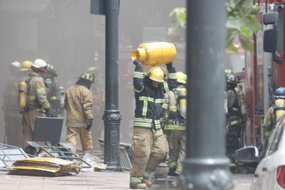 Una chispa de soldadura habría iniciado el fuego que dañó un restaurante en la planta baja del edificio.