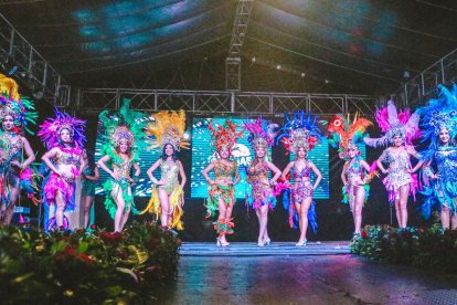 Las chicas lucieron trajes de garotas que cautivaron al público