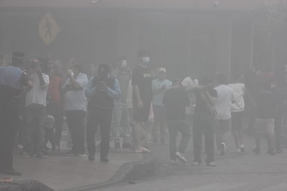 Vecinos salieron de sus casas por el incendio en el centro de Guayaquil.