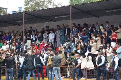 El presidente Daniel Noboa y su esposa Lavinia Valbonesi también estuvieron entre los invitados del Desfile de la Confraternidad de la Boda de Diamante de la FFF.