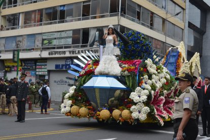 La soberana de Ambato, Martina Salcedo, desfiló en un carro alegórico que representa la historia de la ciudad.