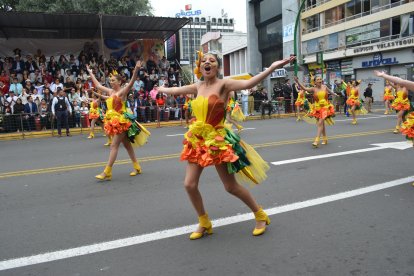 Mucho color y música durante el desfile de las comparsas de los diferentes planteles educativos de Ambato.