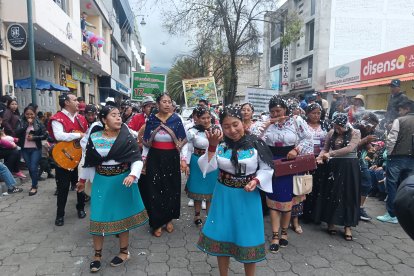 Delegaciones interculturales llenaron las calles con danzas ancestrales durante el Pawkar Raymi.