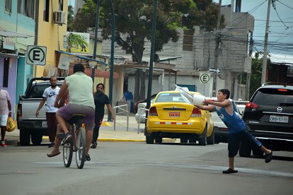 En algunos barrios de Machala juegan Carnaval unicamente entre conocidos para evitar problemas.