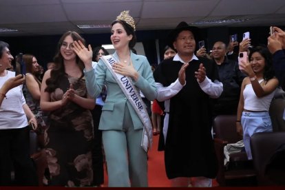 Fátima Bosch invitó personalmente a ingresar al público que esperaba afuera del Gobierno Provincial.