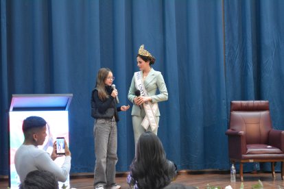 La soberana junto a Emilia, quien le contó su experiencia con el acoso escolar.