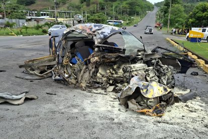 El automóvil quedó reducido a chatarra tras el impacto en la vía Esmeraldas-San Mateo; la tragedia dejó un adolescente fallecido y cuatro heridos.