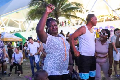 Familias y visitantes disfrutaron con alegría del Festival de Marimba en Playa Las Palmas, compartiendo música, danza y tradición afroecuatoriana.