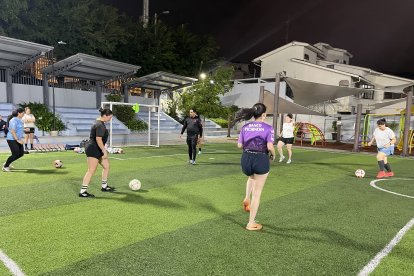 Las integrantes de FutLab entrenan en las noches en Lomas de Urdesa y La Alborada, donde combinan deporte y diversión.