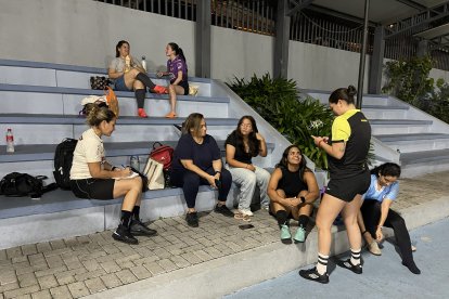 Giannina Yannuzzelli (Izq.) lidera el proyecto FutLab, un laboratorio de fútbol para mujeres en Guayaquil.