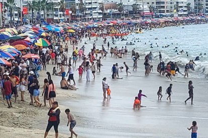 Luego de la lluvia nuevamente los miles de turistas regresaron a la playa en Salinas que lució lleno este lunes de Carnaval