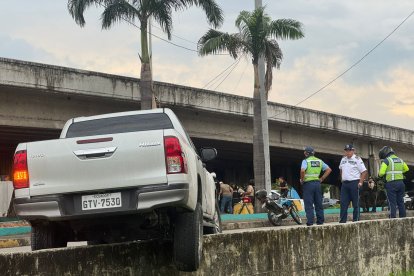 La camioneta de la empresa de seguridad privada fue baleada mientras circulaba.