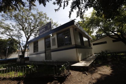 Dentro de la UPC se encontró a una policía implicada escondida en el baño.