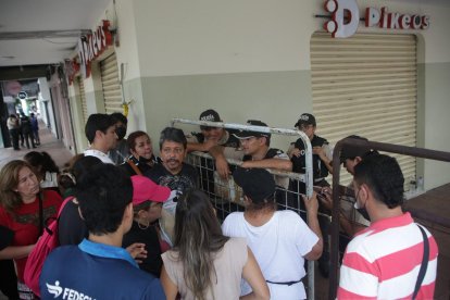 Edificio Multicomercio permanece bajo resguardo seis días después del incendio en el centro de Guayaquil.
