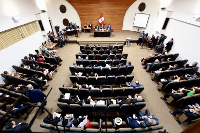 Fotografía cedida por el Congreso de Perú que muestra al presidente del Congreso Fernando Rospigliosi (c) durante una sesión extraordinaria este martes, en Lima (Perú)
