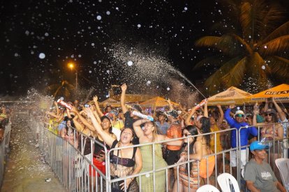 El público de Atacames disfrutó con entusiasmo del “Tributo a la Salsa Colombiana” durante el segundo día de Carnaval 2026, en un ambiente festivo y playero.