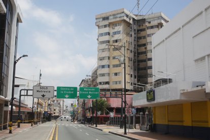 Los vehículos aún permanecen en los estacionamientos del edificio.
