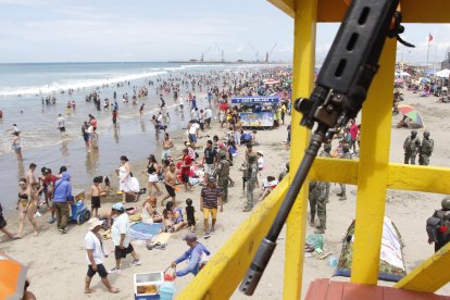 En Manta, militares estuvieron vigilantes durante el carnaval.