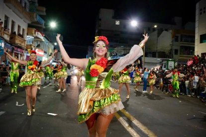 Plumas, pedrería y telas brillantes dan el toque sensual al desfile nocturno.
