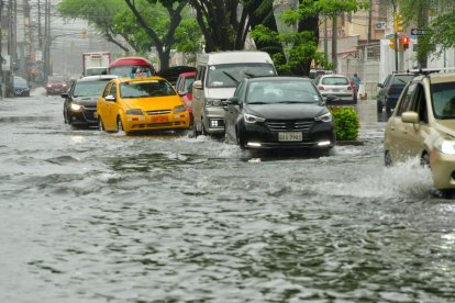 Diversos sectores del norte y sur de la ciudad enfrentan inundaciones tras más de seis horas de lluvia intensa, lo que ha derivado en fuertes congestiones vehiculares.