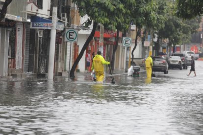 La intensidad de las lluvias y los constantes truenos obligaron a la suspensión temporal del servicio de la Aerovía, como medida de seguridad preventiva ante las descargas eléctricas en la urbe.