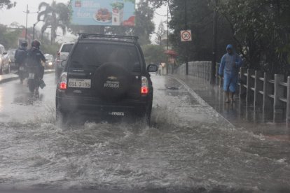 Sectores estratégicos como la Avenida 25 de Julio y el Guasmo reportan niveles de agua que dificultan el tránsito, afectando las tareas cotidianas de los ciudadanos durante esta jornada de mal tiempo.