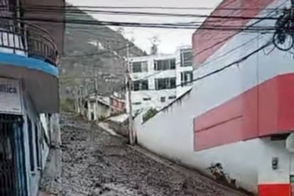 Calles y viviendas se llenaron de  lodo.