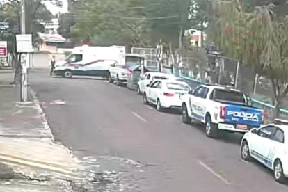 La agente herida fue socorrida y llevada a una casa de salud.