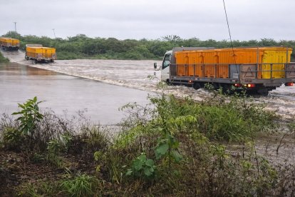 Los camiones que trasladan camarones desde la zona de San Rafael en Chanduy tuvieron dificultades en su paso debido a la crecida del río.