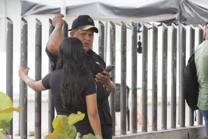 Familiares de las víctimas acudieron a la morgue para retirar sus cuerpos.