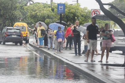 La sombrilla fue el principal accesorio durante la mañana de ayer.
