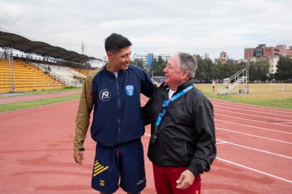 El marchista nacional David Hurtado junto con su nuevo entrenador José Antonio Carrillo durante una visita de ambos a Quito.