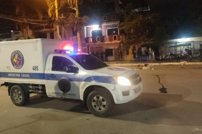 El carro de Medicina Legal de la Comisión de Tránsito colaboró en el traslado de los cadáveres al Laboratorio de Criminalística de Guayaquil.