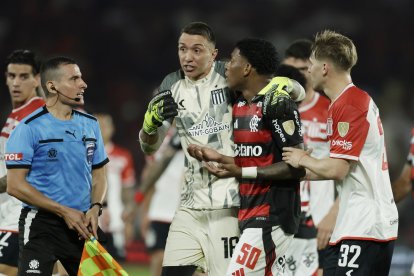 Flamengo no podrá contar con Gonzalo Plata porque está suspendido.