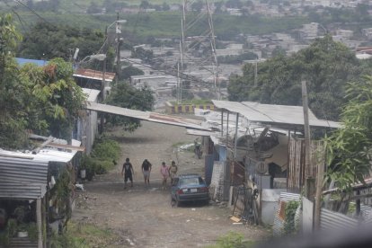 Calles del distrito Nueva Prosperina, escenario de la intervención policial tras un ataque armado reciente.