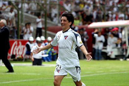 Damián Manso: El Piojo. Su apodo resalta su estatura pequeña y su capacidad para ser una molestia constante. Era escurridizo y causaba estragos con su zurda. Brilló en LDU y Deportivo Cuenca.