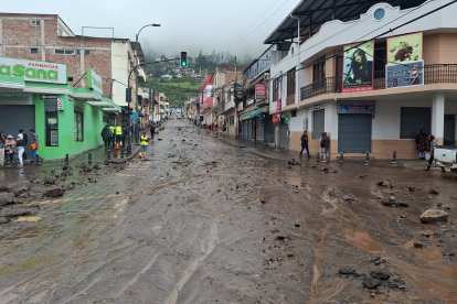 Gruesa capa de lodo cubría las calles.