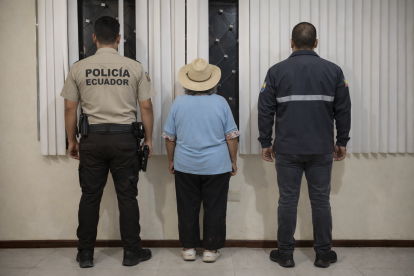 Juez ordenó arresto domiciliario a una adulta mayor (de espaldas) por el deceso de otra.