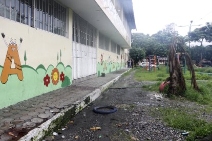 Personal del plantel educativo realizaba ayer la limpieza de la sangre que quedó en el exterior.