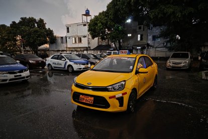 El carro utilizado para huir fue llevado a los patios de la Policia Judicial.
