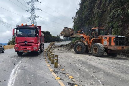 La vía Alóag - Santo Domingo.