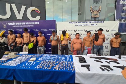 Los detenidos durante el operativo de la Policía.