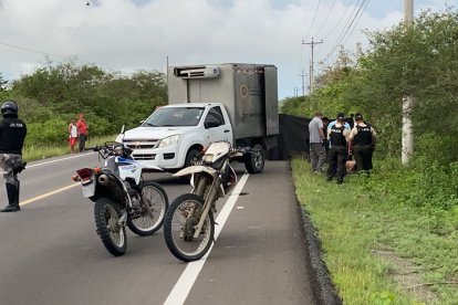 En el sector El Aromo, zona rural de Manta, fue hallado un cuerpo sin vida. Estaba maniatado y con disparos