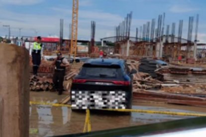 La víctima se movilizaba en esta camioneta negra cuando fue atacado por criminales.