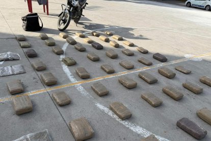 La Policía presentó los bloques de droga, una moto y una maleta usada por los deliverys